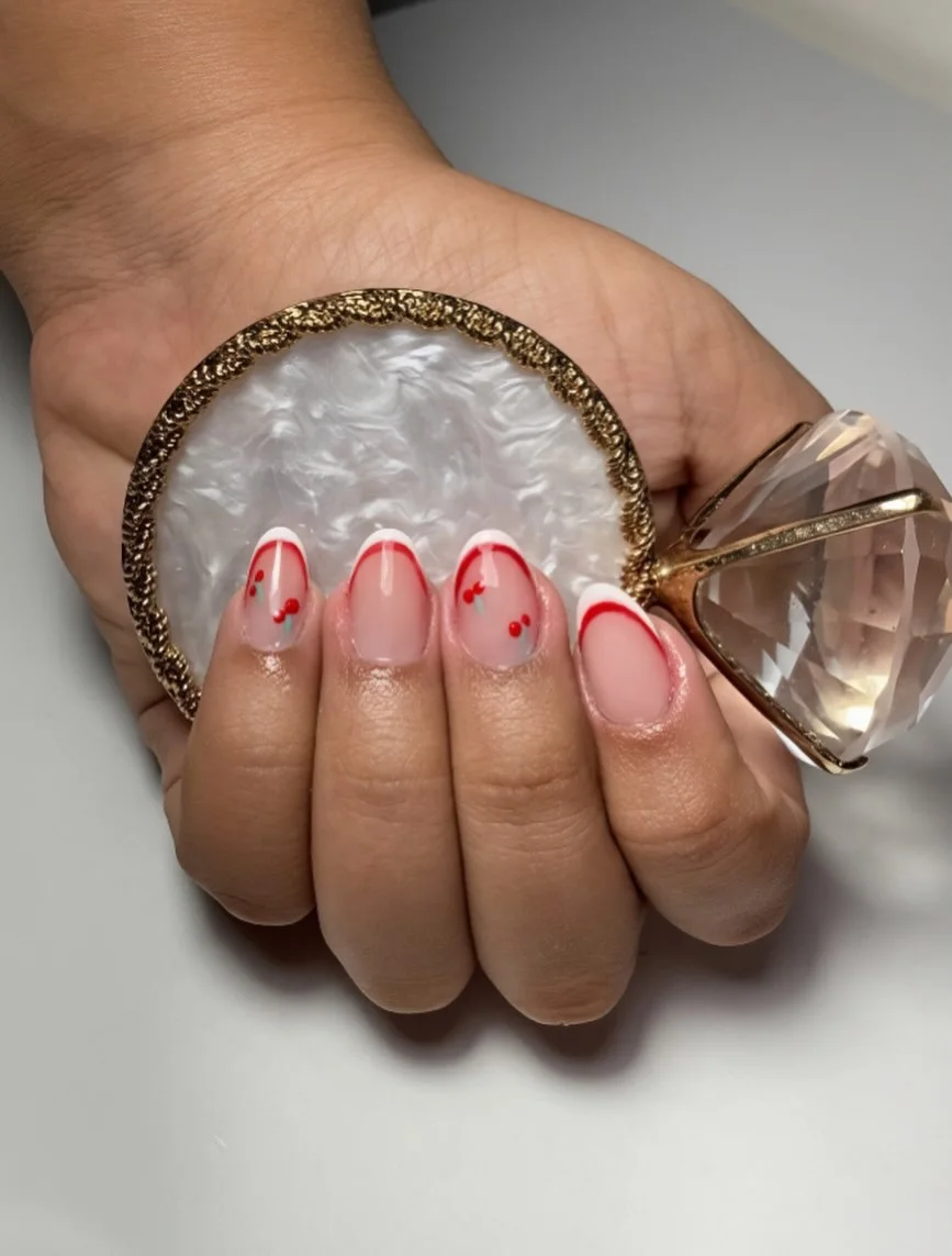 Unhas com francesinha em tom cereja, acabamento brilhante