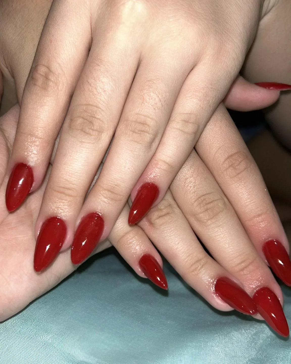 Unhas longas com esmalte vermelho clássico