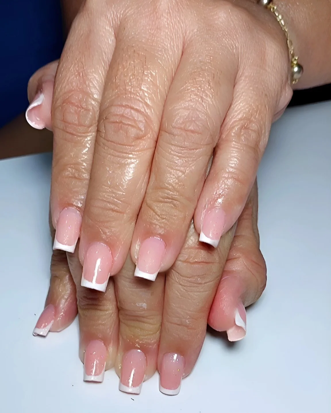 Unhas com francesinha clássica, branco sobre base nude